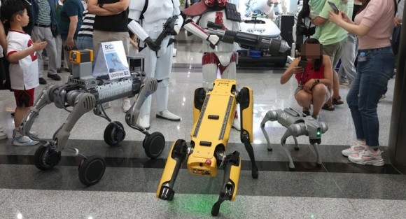 지난해 서울 강남구가 개최한 로봇플러스 페스티벌에서 방문객들이 4족 로봇의 움직임을 구경하고 있다. [출처=강남구]