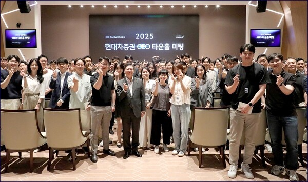 23일 서울 여의도 한국거래소(KRX)에서 배형근 현대차증권 사장(가운데)이 임직원들과 함께 기념 사진 촬영을 하고 있다. [출처= 현대차증권]