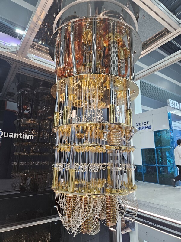 24일 서울 aT센터에서 열린 '퀀텀 코리아 2025'에서 IBM이 자사의 양자컴퓨터 모형을 전시했다. [출처=진운용 기자]