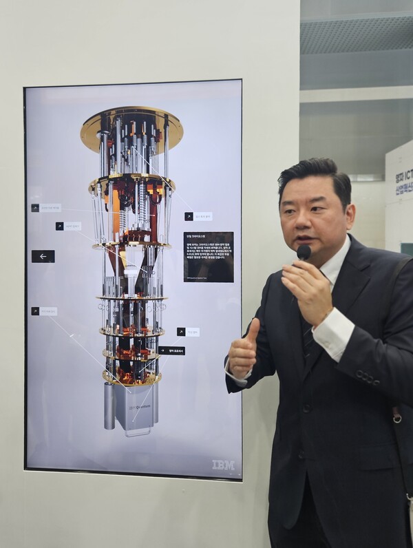 표창희 한국IBM 상무가 IBM의 '시스템 2'에 대해서 설명하고 있다. [출처=진운용 기자]