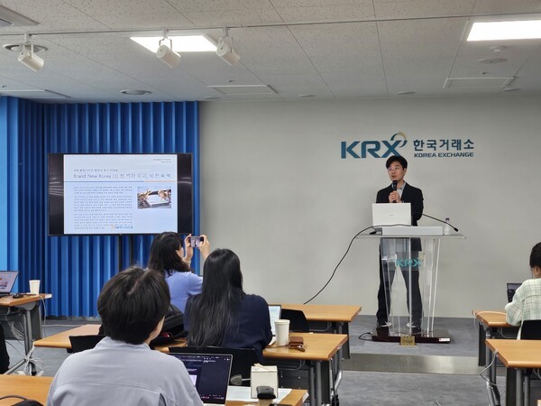 24일 서울 여의도에서 열린 ‘KRX 출입기자단-증권사 정기 간담회’에서 김병연 NH투자증권 리서치본부 투자전략부 이사가 내년 상반기 코스피 지수 전망에 대해 발표하고 있다.[출처= 최수진 기자]