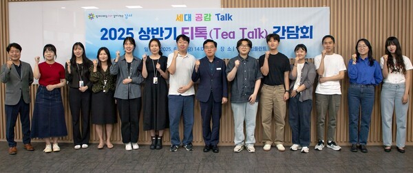 오스템임플란트가 지난 20일 진교훈 강서구청장이 마곡 트윈터워 본사를 방문한 가운데 임직원들과 ‘티톡 간담회’를 진행했다. 간담회를 마친 진 구청장(왼쪽에서 여덟 번째)이 참석 임직원들과 기념 촬영을 하고 있다.[출처=오스템임플란트]