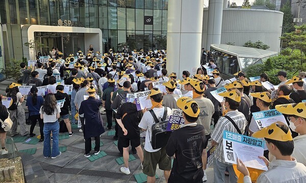 넥슨 개발 자회사 네오플 노동조합 조합원들이 지난 18일 서울 강남구 서울지사 사옥 앞에서 집회 시작 전 '임을 위한 행진곡'을 부르고 있다. [출처=연합]