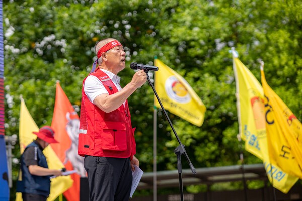 전국한우협회는 지난 23일 국회 농림축산식품해양수산위원회 전체회의에서 '탄소중립에 따른 한우산업 전환 및 지원에 관한 법률'이 여야 합의로 통과된 데 ‘환영’의 입장을 밝혔다. 사진은 한우협회가 지난해 7월 3일 서울 여의도에서 개최한 한우 반납 투쟁 집회에서 민경천 한우협회장이 발언하고 있다. [출처=전국한우협회]