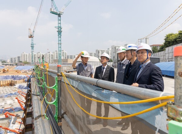 HDC현대산업개발은 서울원 아이파크 현장에서 시공혁신단 주관의 산학연 연합자문회의를 진행했다.(왼쪽부터) 최영준 서울원 MXD현장소장, 김영민 한국건축구조기술사회장, 양승철 서울원 CB현장소장, 박홍근 HDC현대산업개발 시공혁신단장, 김재요 광운대학교 건축공학과 교수.[출처=HDC현대산업개발]