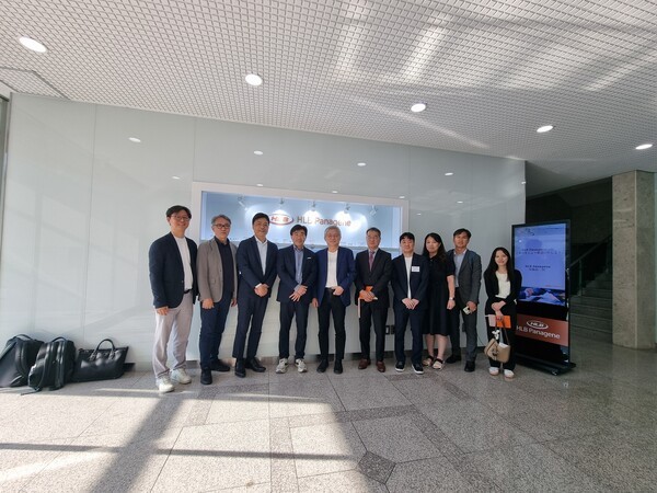 ACA의 핵심 임원들이 HLB파나진을 방문해 기념촬영을 하고 있다. [출처=HLB그룹]