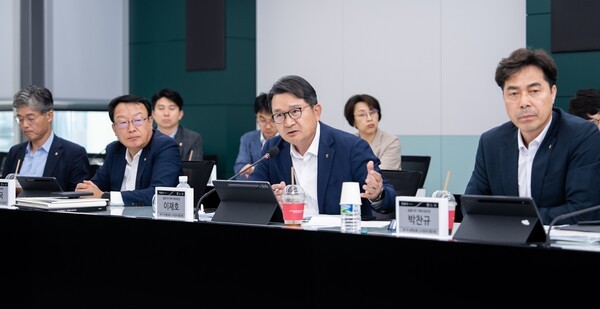 NH농협금융지주는 지난 23일 서울 중구 본사에서 이재호 전략기획부문 부사장(오른쪽에서 두 번째) 주재로 '25년 제1차 신사업추진협의회'를 개최했다.