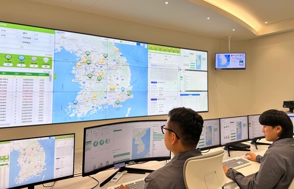 글로벌부문이 구축한 스마트통합관제센터 모니터링룸에서 직원들이 모니터링 하고 있다. [출처=㈜한화]