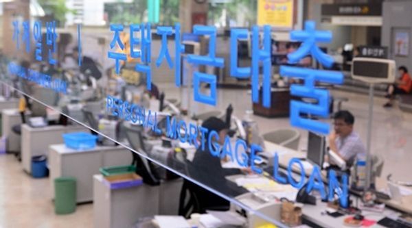 총부채원리금상환비율(DSR) 3단계 규제 시행이 코앞으로 다가오자 막차를 타려는 대출 수요자가 늘어나며 은행권이 진땀을 빼고 있다. [출처=연합]