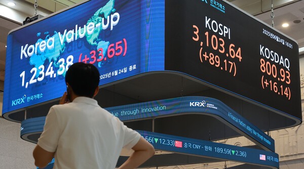 지난 24일 서울 여의도 한국거래소 현황판에 코스피와 코스닥지수 종가가 표시돼 있다.[출처= 연합]