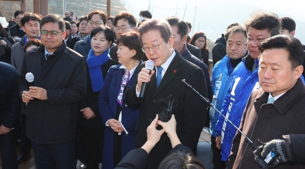 ▶ 가덕도 찾은 이재명 대통령의 대선 후보 시절 모습. [제공=연합뉴스]