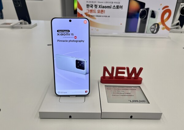 '샤오미 스토어 서울 IFC몰 여의도점'에 전시된 샤오미 스마트폰.[출처=김신혜 기자]
