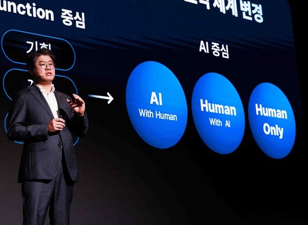 윤풍영 SK AX 사장이 25일 서울 그랜드 인터컨티넨탈 파르나스 호텔에서 열린 ‘IMAGINE AX 2025’ 컨퍼런스에서 SK AX 출범의 의의와 비전을 담은 키노트 스피치를 하고 있다. [출처=SK AX]