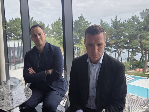 (우측부터)마티아스 바이틀 메르세데스-벤츠 코리아 사장, 킬리안 텔렌 메르세데스-벤츠 코리아 제품·마케팅 및 디지털 비즈니스 부문 총괄 부사장 [출처=박성호 기자]