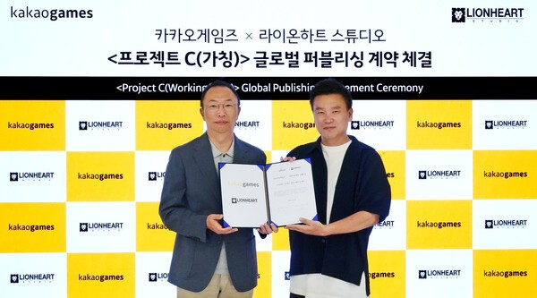 (왼쪽부터) 한상우 카카오게임즈 대표와 김재영 라이온하트 스튜디오 의장이 '프로젝트 C (가칭)'의 글로벌 퍼블리싱 계약을 맺고 기념사진을 쵤영하고 있다. [출처=카카오게임즈]