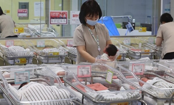 4월 출생아 수가 3년 만에 다시 2만명대를 회복하며 저출산 흐름에 일시적인 반전을 보였다. [출처=연합]