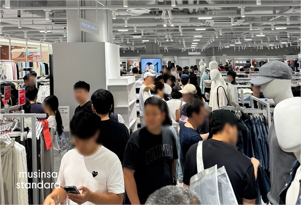 지난 6월 20일 오픈한 무신사 스탠다드 신세계 프리미엄아울렛 시흥점에서 쇼핑하고 있는 고객들의 모습. [출처=무신사]