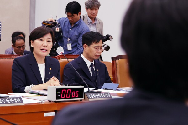 이재명 정부에서 유임된 송미령 농림축산식품부 장관이 25일 국회 농림축산식품해양수산위원회 전체회의에서 진보당 전종덕 의원의 자진 사퇴 요구에 입장을 밝히고 있다. [출처=연합뉴스]