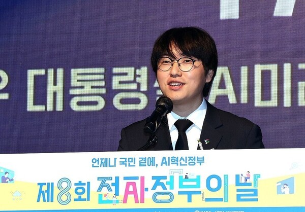 25일 정부세종컨벤션센터에서 열린 행정안전부 주최 ‘제8회 전자정부의 날’ 기념식에 참석한 하정우 대통령실 AI미래기획수석은 “공공 AX는 국가적 차원의 AI 전환을 이끄는 마중물로, 대한민국이 AI 3대 강국으로 도약하는 발판이 될 것”이라며 그 중요성을 강조했다. [출처=연합]