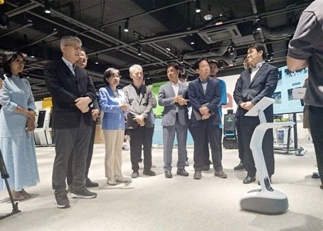 대통령 직속 국정기획위원회 경제1분과는 'AI 3대 강국'이라는 국정과제 달성을 위해 25일 AI 혁신 기업인 리벨리온과 마음AI를 방문, 현장의 의견을 청취했다.[출처=국정기획위원회]