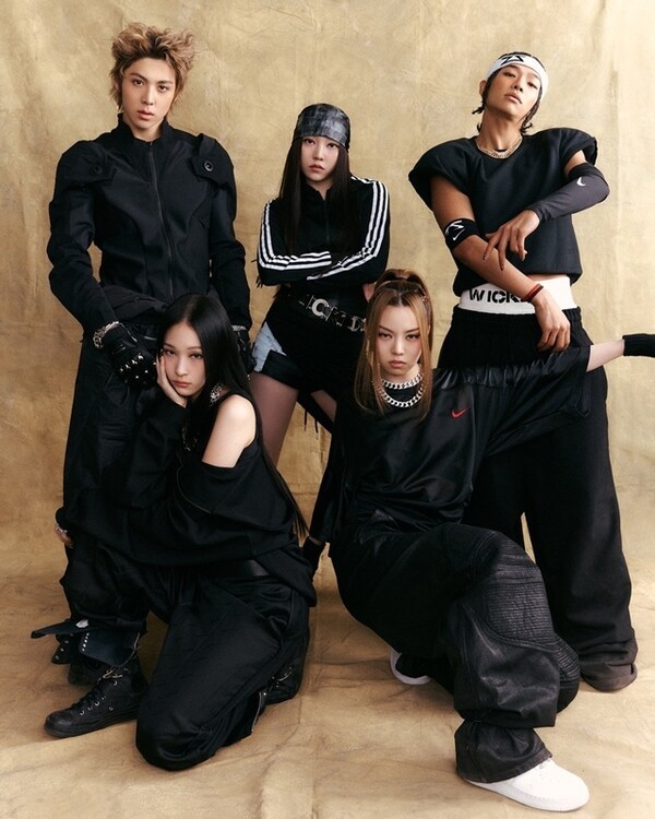 정유경 신세계 회장의 장녀 애니(본명 문서윤)가 속한 ‘올데이프로젝트(ALLDAY PROJECT)’가 지난 23일 정식 데뷔 후 유튜브 인기 급상승 동영상과 음원 차트를 잇달아 점령하며 재벌가 출신 신인 아티스트로서 뜨거운 반향을 일으키고 있다. [출처=더블랙레이블]