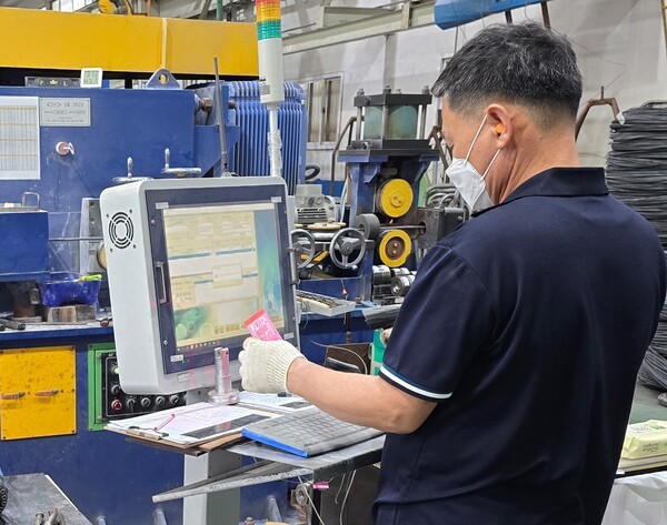 MES시스템이 적용된 키오스크를 활용하여 생산설비를 제어하고 있다. [출처=포스코]