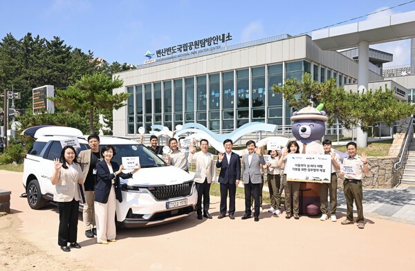 이동약자 섬·바다 여행 지원을 위한 업무협약식에서 관계자들이 기념 사진을 촬영하는 모습. (가운데 왼쪽부터) 이덕현 기아 지속가능경영실장, 주대영 국립공원공단 이사장, 이재강 사단법인 그린라이트 회장 [출처=기아]