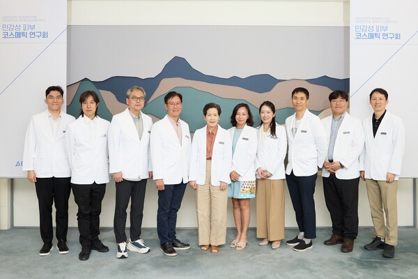 아모레퍼시픽 정통 더마 브랜드 '에스트라(AESTURA)'가 지난 24일 강남구 안다즈 호텔에서 '민감성 피부 코스메틱 연구회'를 공식 발족하고 첫 행사를 진행했다. [출처=아모레퍼시픽]