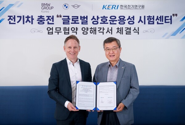 안드레아스 스툼(Andreas Stumm) BMW 그룹 R&D 센터 코리아 총괄(좌)과 김민규 한국전기연구원 시험부원장(우) [출처=BMW 그룹 코리아]