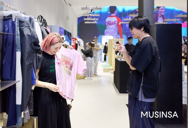 무신사가 운영하는 고감도 패션 편집숍 ‘무신사 엠프티(MUSINSA EMPTY)’ 성수점이 올해 상반기 외국인 관광객들의 발길을 사로잡으며 글로벌 쇼핑 명소로 자리매김했다. [출처=무신사]