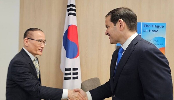 지난 24일(현지시간) 네덜란드 헤이그에서 열린 NATO 정상회의에 이재명 대통령을 대신해 참석한 위성락 국가안보실장(사진 왼쪽)이 마코 루비오 미 국무장관을 만나 악수를 나누고 있다. [출처=연합]