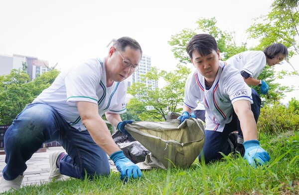 HS효성이 창립 1주년을 맞이해 26일 서울 서초구 서래공원에서 ‘HS효성 가치또같이 봉사단’ 발대식을 열고, 환경정화활동을 진행했다. 조현상 HS효성 부회장(왼쪽)이 직원들과 봉사활동 하는 모습.  [출처=HS효성]
