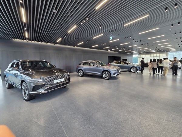 3·4층 전시 공간과 맨 끝 브랜드 큐브 [출처=박성호 기자]