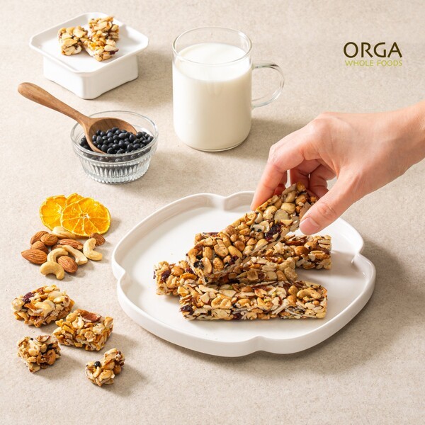 풀무원 계열 프리미엄 브랜드 올가홀푸드가 유기농 견과와 곡물로 구성된 단백질 스낵 ‘고단백 유기농 견과바’ 2종을 선보였다. [출처=풀무원]