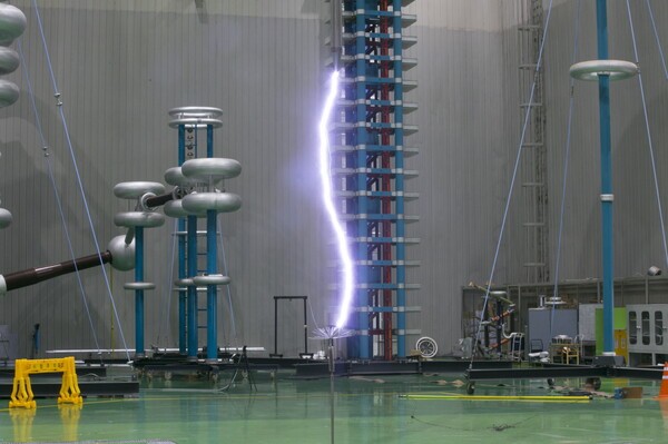 KERI 고전압 시험동에서 진행되는 인공 낙뢰(번개) 모의 시험. [출처=한국전기연구원]