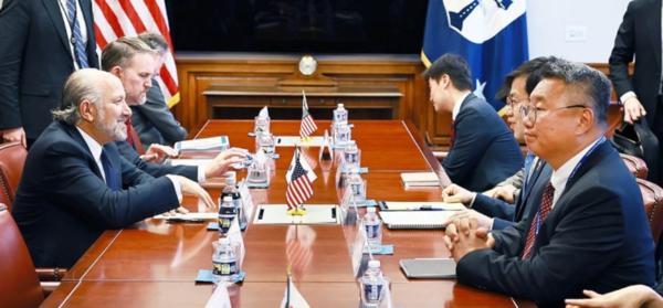 여한구 통상교섭본부장이 지난 23일(현지시간) 미국 워싱턴 DC 상무부 회의실에서 제이미슨 그리어 미국 무역대표부 대표, 하워드 러트닉 미국 상무부 장관과 면담을 하고 있다. [출처=연합]