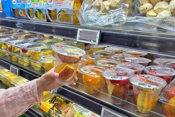 롯데마트 제타플렉스 서울역점 간편과일 매대에서 고객이 조각 과일을 구매하고있다. [출처=롯데마트]