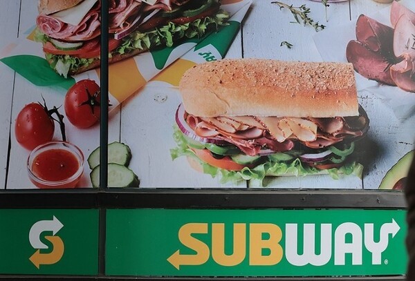 샌드위치 프랜차이즈 브랜드 ‘써브웨이(Subway)’의 온라인 주문 시스템에서 고객 개인정보가 누구에게나 노출될 수 있는 심각한 보안 취약점이 드러났다. [출처=연합]