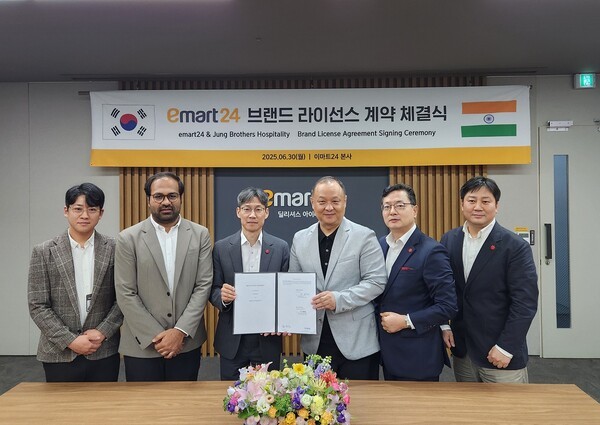 이마트24가 30일 서울 성동구 이마트24 본사에서 이마트24 최진일 대표(사진 왼쪽), 인도 시장 1세대 한인 사업가 피터 정(Jung Brothers Hospitality CEO)대표가 인도 진출을 위한 브랜드 라이선스 계약을 체결 후 기념 촬영을 하고 있다. [출처=이마트24]