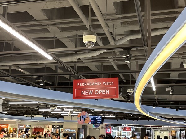 JDC면세점 전체 매장 안내도에는 아직 페라가모 워치 입점 내용이 반영되지 않은 상태로, 현재로선 천장에 부착된 임의 팻말을 통해 매장 위치를 찾을 수 있다. [출처=이재아 기자]