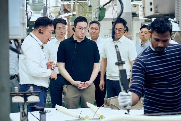 구광모 LG그룹 대표(왼쪽 세 번째)가 인도 뉴델리에 위치한 LG전자 노이다 생산공장을 찾아 에어컨 생산과정을 살펴보고 있다. [출처=㈜LG]