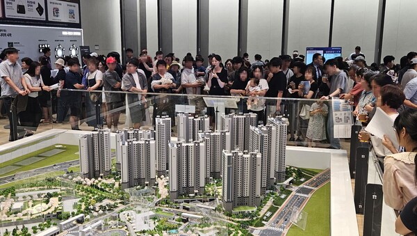 '신분평 더웨이시티 제일풍경채' 견본주택을 찾은 방문객 사진.[출처=HMG그룹]