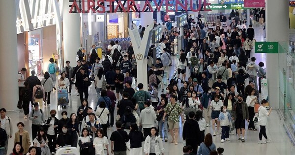 정부의 ‘주 4.5일 근무제’ 추진 움직임에 관광업계의 기대와 우려가 엇갈리고 있다. 여행업계는 주말 전·후 단거리 수요 확대에 따른 반사이익을 기대하는 반면, 호텔·레저업계는 운영 인력 확보 및 비용 부담 증가에 대한 우려를 드러내고 있다. [출처=연합뉴스]