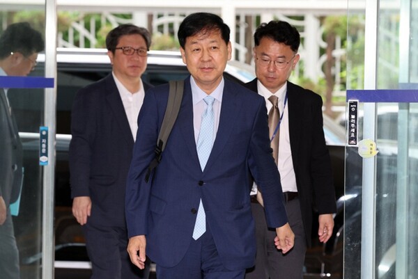 구윤철 경제부총리 겸 기획재정부 장관 후보자가 30일 서울 중구 예금보험공사에 마련된 인사청문회 준비사무실로 들어서고 있다.[출처=연합]