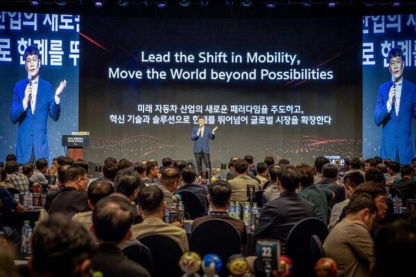 현대모비스가 27일 제주 해비치호텔앤리조트에서 '2025 현대모비스 대리점 컨퍼런스'를 개최했다. 이규석 사장(사진 가운데)은 "고객들이 현대차/기아를 선택하는 중요한 이유 중 하나가 바로 우리의 서비스 경쟁력"이라며 A/S 부품 고객 서비스 강화를 강조했다.  [출처=현대모비스]