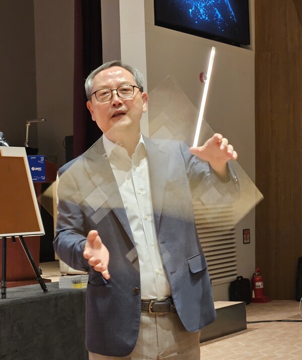장상욱 제이앤티씨 회장이 30일 서울 여의도에서 진행된 기자간담회에서 직접 유리기판을 선보이고 있다.  [출처=진운용 기자]