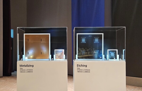 제이앤티씨의 유리기판 제품 모습. [출처=진운용 기자]