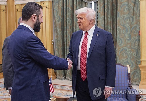 시리아 임시 대통령과 만나 악수하는 트럼프(오른쪽) 미 대통령.[출처=연합뉴스]