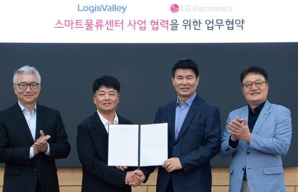 LG전자가 신성장 동력으로 육성 중인 '스마트팩토리 솔루션' 사업을 물류 분야로 확장하기 위해 국내 최대 복합물류기업 '로지스밸리'와 '스마트물류센터 사업 협력을 위한 업무협약'을 체결했다. 사진 왼쪽부터 김필립 로지스밸리 대표이사, 임영빈 로지스밸리 그룹 회장, 정대화 LG전자 생산기술원장(사장), 백기문 LG전자 ID사업부장(전무). [출처=LG전자]