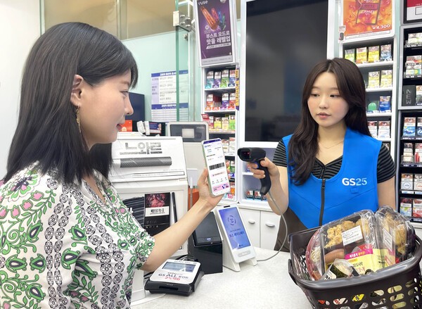 고객이 GS25에서 SKT T멤버십을 사용하는 모습. [출처=GS리테일]